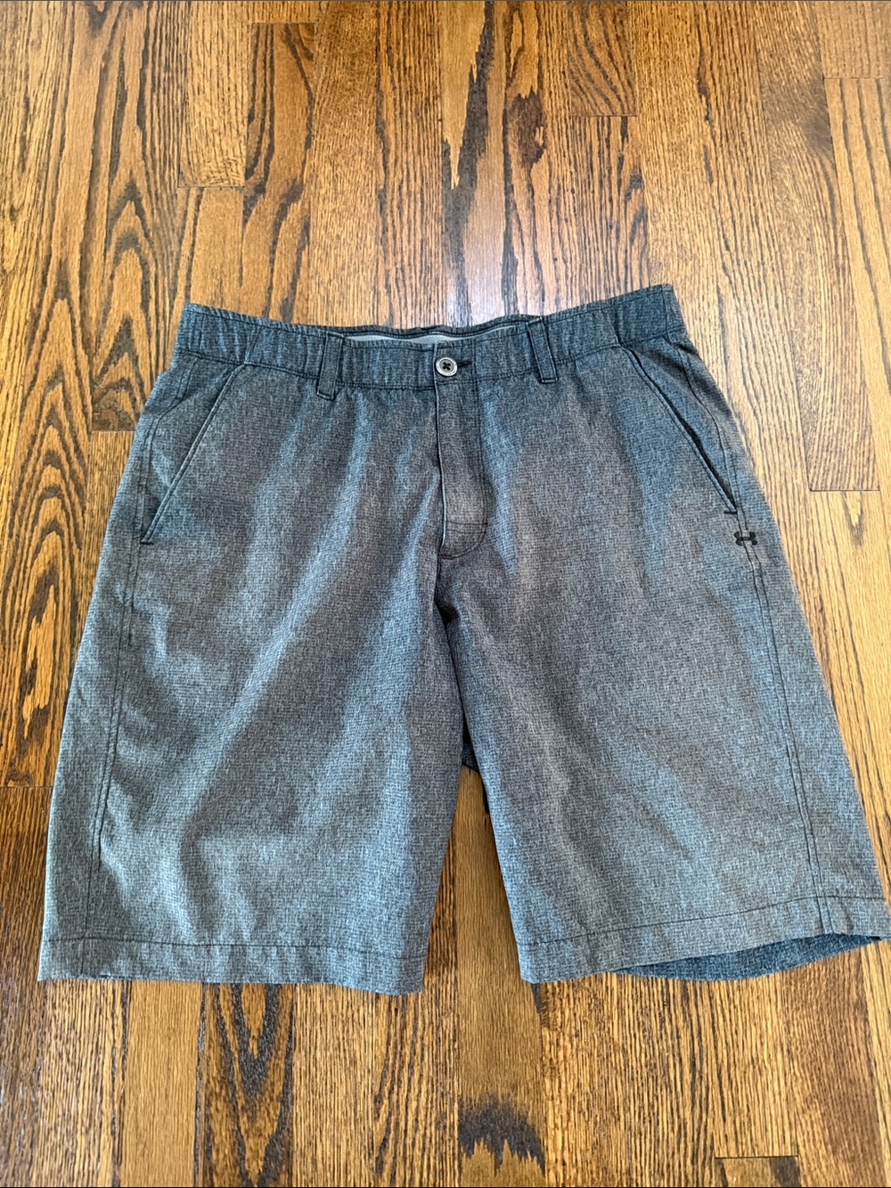 E Under Armour Men's 34 Heather Charcoal Flat Front Shorts